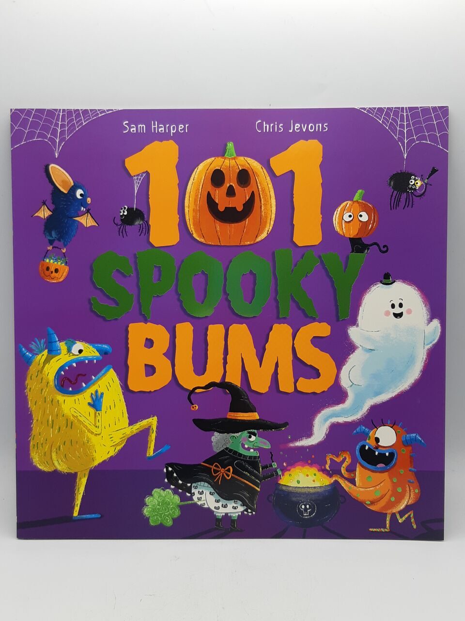 Q585 Веселая красочная книга к Хэллоуину  - 101 spooky bums